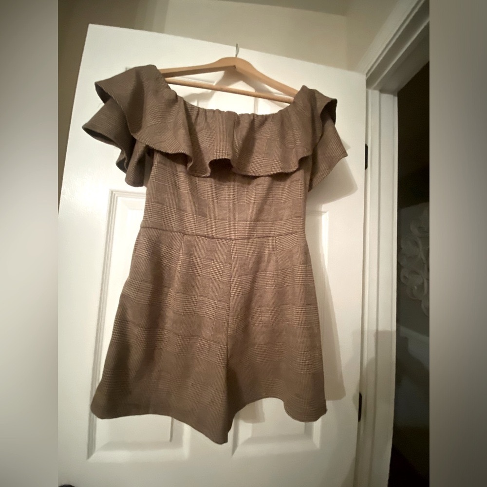 Dressy Romper! Can wear it on or off the shoulder. Pockets and no zippers.